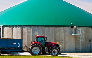 Traktor vor Faulturm - Biogas